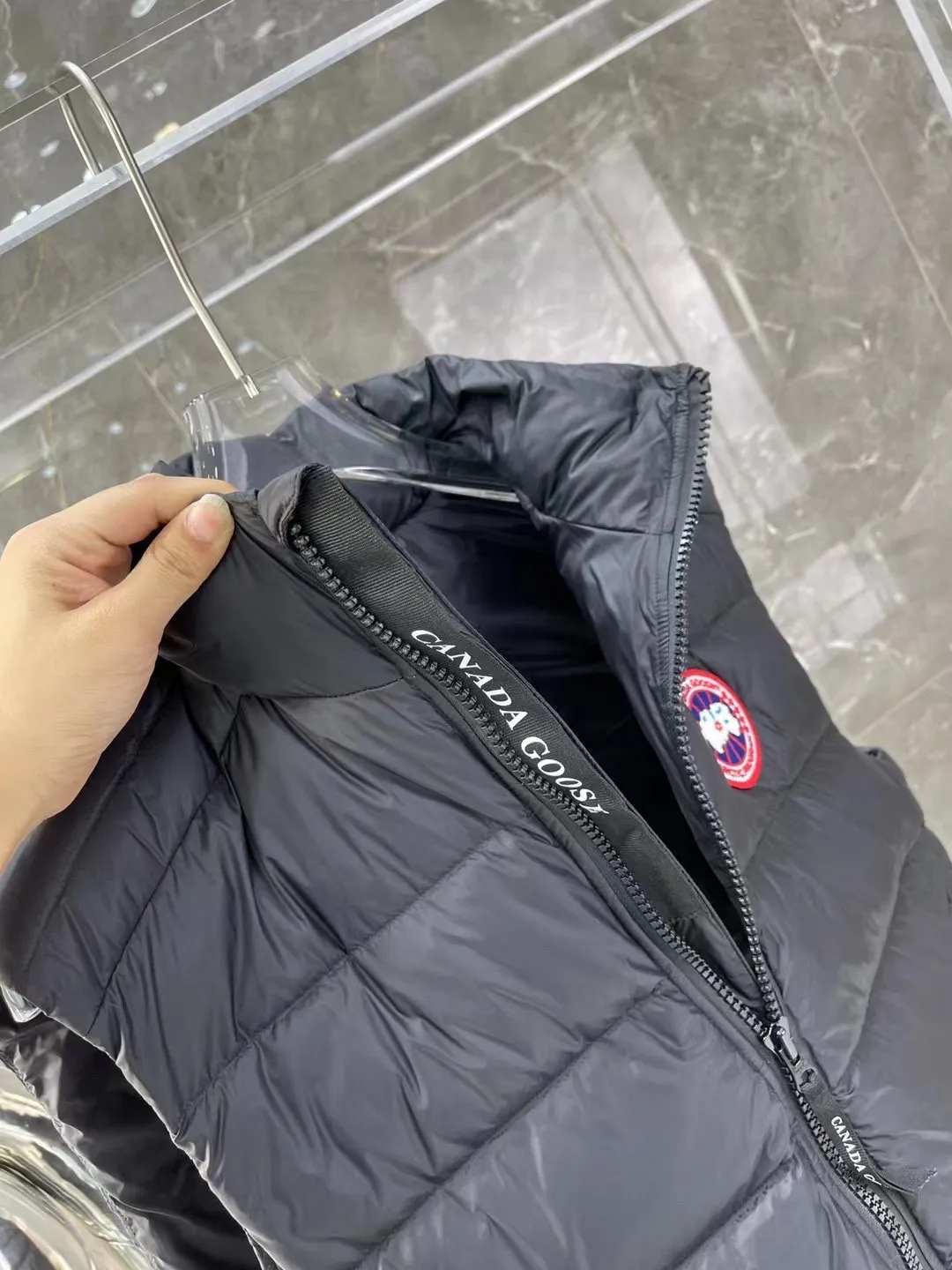 P480 top version Canadian brand vest new model Canada Goose has always been recognized as the warmest down jacket. Various Instagram celebrities, Internet celebrities, and celebrities often wear it for street photos. I make Canada Goose every year, but I still can’t get rid of my love for it. No matter how cold the days are, there is no need to be afraid, because there is! Filled with 90% white duck down, it is the legendary warmest down jacket and is known as a must-have for Arctic outdoor sports! The most popular down jacket in the world, celebrities are rushing to buy it, it is a must-have! Same style for men and women Size: xs ~ xxl